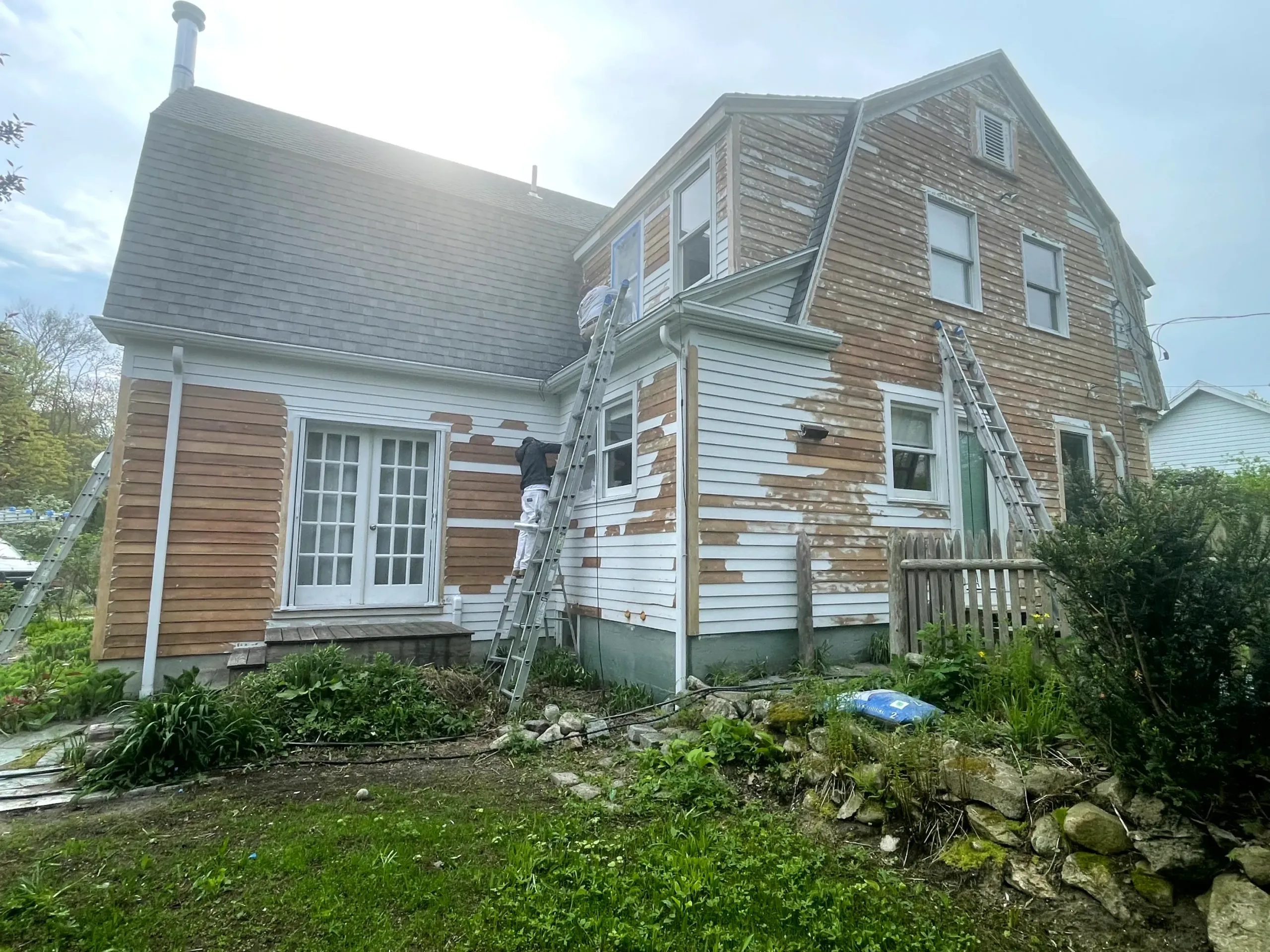IMG_8667 Old house with severely peeling paint on the siding, ready for a complete exterior painting renovation.